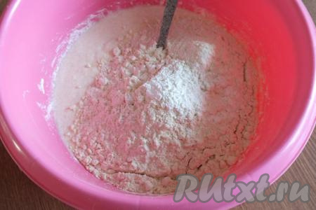 Всыпьте 220 грамм муки и разрыхлитель.