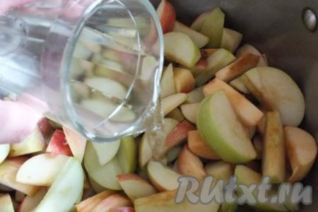 Влить в кастрюлю с яблоками 180 мл воды. 