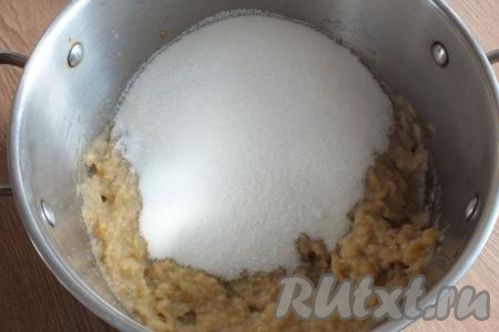 К яблочному пюре добавить сахар. 