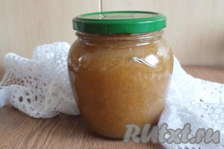 Готовое густое, вкусное, ароматное яблочное повидло слегка подогреть, чтобы его можно было разложить в чистые, сухие простерилизованные банки, закрыть заранее прокипячёнными сухими крышками. Переворачивать банки, ставя их на крышку, и укутывать необязательно. После остывания убрать баночки в место хранения заготовок. Повидло, приготовленное на зиму по этому рецепту, отлично хранится при комнатной температуре.