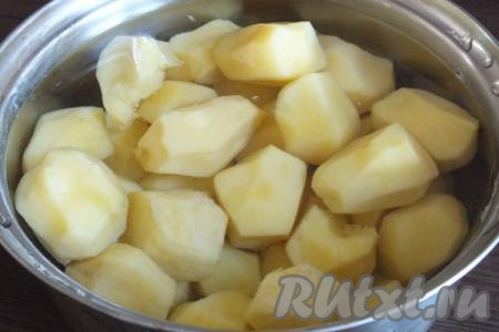 Сперва приготовьте начинку, для этого вымойте, очистите картошку и поместите в кастрюлю, залейте водой, подсолите, поставьте на огонь, а после закипания варите на небольшом огне до готовности (на варку потребуется с момента закипания 25-30 минут, готовые картошины будут легко прокалываться вилкой).