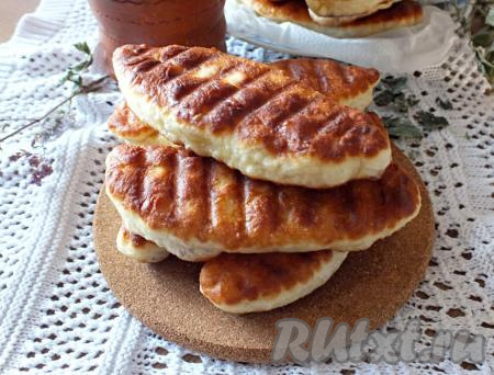 Жареные пирожки с картошкой на картофельном отваре