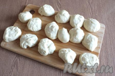 Каждую часть поделите на 7-8 кусочков. Средний вес заготовки, примерно, 40 грамм.