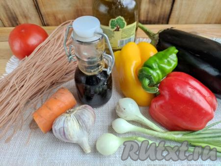 Подготовить продукты для приготовления рисовой лапши с овощами в соевом соусе.