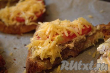 Затем достать бутерброды с фаршем из духовки, обильно посыпать натёртым на средней тёрке сыром и запекать ещё минут 5 (до появления аппетитной сырной корочки).