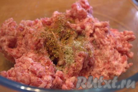 В глубокую миску поместить мясной фарш (у меня покупной), к нему добавить любимые специи (у меня универсальная приправа), посолить по вкусу и хорошо перемешать.