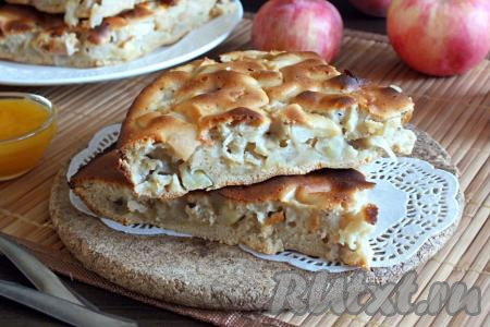 Шарлотка с мёдом и яблоками