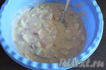 Аккуратно перемешайте ложкой так, чтобы тесто обволокло все яблоки.