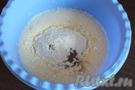 В яйца, взбитые с мёдом, добавьте муку, разрыхлитель и корицу, перемешайте на низких оборотах миксера.