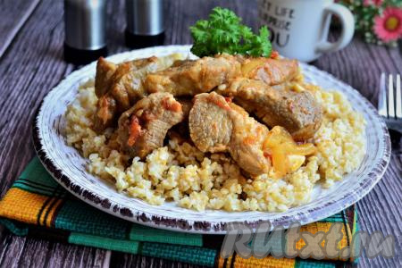 Свинина, тушёная с помидорами и болгарским перцем
