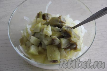 Нарезать баклажаны на средние кусочки. Когда лук промаринуется в течение 10-15 минут, добавить к нему нарезанные баклажаны.