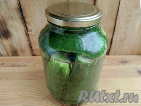 Банку с огурцами до самого верха залить кипящей водой. Оставить на 30 минут под прикрытой крышкой.