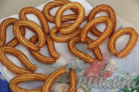 Готовую выпечку выкладывать на бумажное полотенце, чтобы удалить излишки масла. А из оставшегося заварного теста постепенно пожарить весь чуррос.