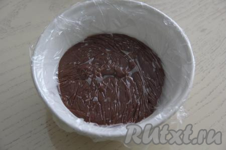 Переложить крем в миску, накрыть плёнкой так, чтобы она касалась поверхности крема, и оставить до полного остывания.