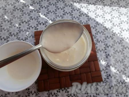 Тёплое молоко перелить в чистую и сухую банку, добавить в неё смесь сметаны и молока, перемешать.