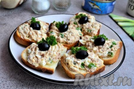 Бутерброды с консервированным тунцом и творожным сыром