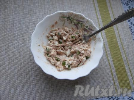 Сюда же добавить измельчённый чеснок, нарезанный зелёный лук, чёрный молотый перец, тщательно перемешать, если нужно, подсолить и намазка для бутербродов готова.