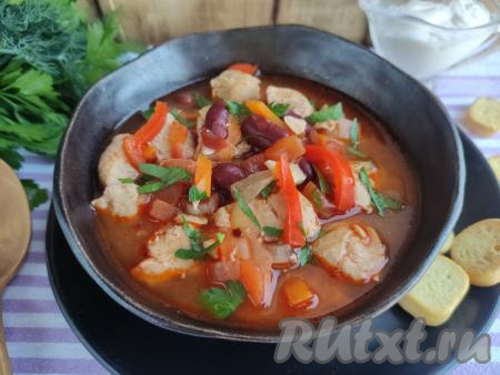 Томатный суп с фасолью и курицей
