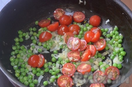 Помидоры черри разрезать на 2 части, добавить в сковороду к овощам. Тушить 3 минуты.
