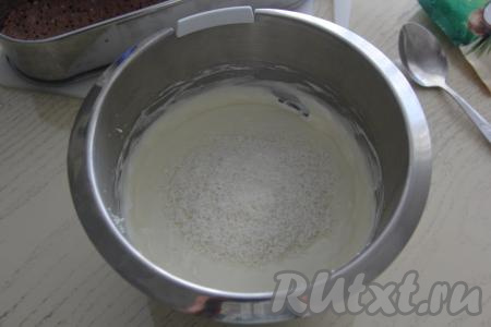 Молочно-желатиновую смесь прогреть на среднем огне, помешивая, до полного растворения крупинок желатина (не кипятить!). В конце взбивания сливок с кремом добавить к ним молочно-желатиновую смесь и хорошо перемешать миксером. Всыпать в крем кокосовую стружку и перемешать лопаткой. Крем получится не густой.