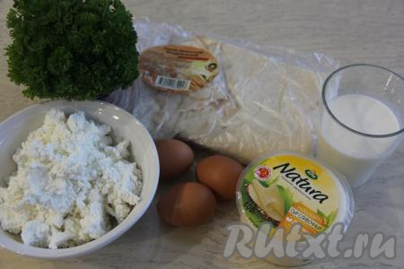 Подготовить продукты для приготовления ачмы из рваного лаваша с творогом и сыром.