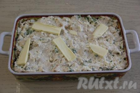 Выложить массу в жаропрочную форму и разровнять. Сверху выложить кусочки сливочного масла. 