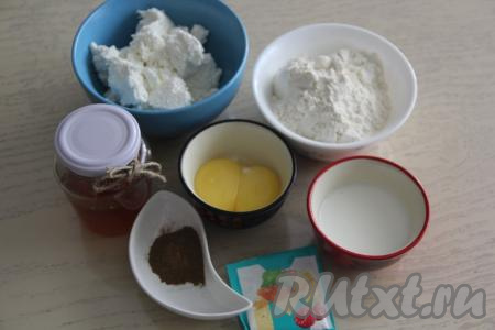 Подготовить продукты для приготовления творожных крендельков в духовке.