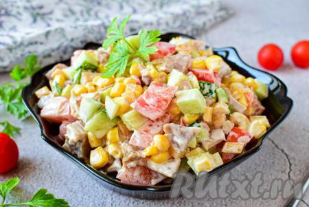 Сочный, очень вкусный, яркий салат "Парижель", приготовленный с копчёной курицей, переложите в салатник и подавайте к столу. При желании, блюдо перед подачей можно немного охладить.