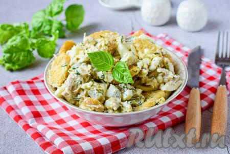 Салат с курицей, солёными огурцами и сыром