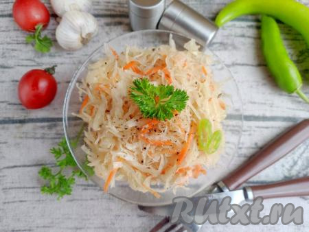Квашеную капусту выложить на тарелку, посыпать смесью перцев, украсить, по желанию, петрушкой, колечками острого перца и подать к столу. Капуста, заквашенная в пакете, получается сочной, хрустящей, с приятным вкусом и лёгкой кислинкой. Хранить её лучше всего в холодильнике в контейнере с плотной крышкой.
