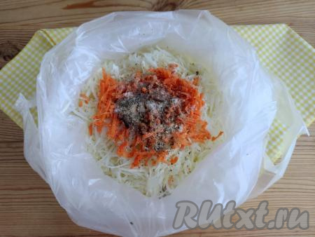Всыпать специи по вкусу (я взяла тимьян, гвоздику и смесь перцев), края пакета соединить и встряхнуть так, чтобы все компоненты перемешались.