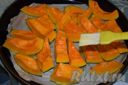 Берём кулинарную кисть и смазываем кусочки тыквы со всех сторон сиропом.