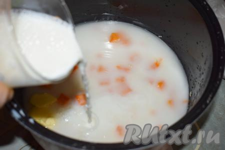 Вливаем в чашу мультиварки воду и молоко, крышку закрываем.