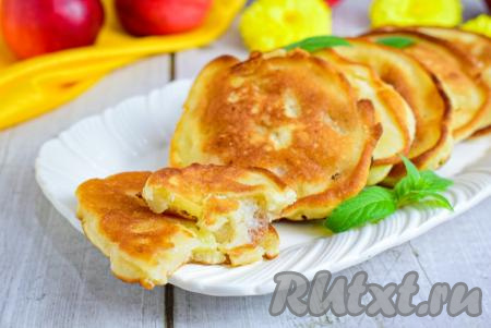Вкусные, пышные, аппетитные оладьи, приготовленные с яблоками на кефире на сковороде, подавайте к столу, дополнив, например, сметаной или сгущёнкой.