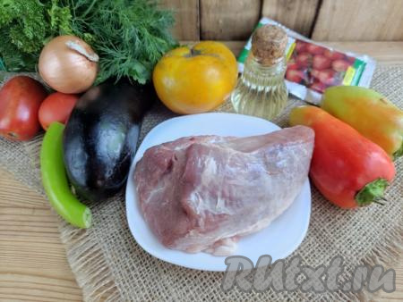 Подготовить продукты для приготовления свинины с баклажанами и помидорами на сковороде.