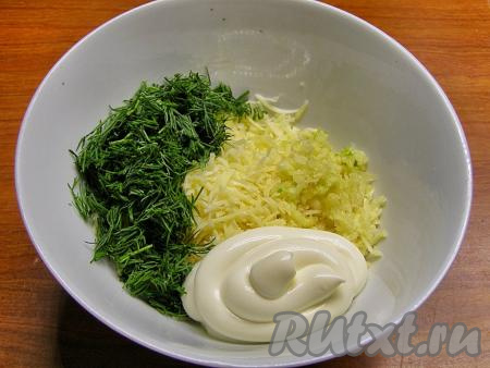 Укроп моем, просушиваем и мелко режем. Перекладываем сыр и укроп в миску, добавляем майонез и пропущенные через пресс зубчики чеснока, перемешиваем получившуюся сырно-чесночную начинку для баклажанов до однородного состояния, по вкусу можно слегка посолить.