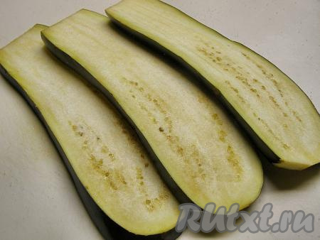 Баклажан моем, отрезаем от него плодоножку и нарезаем вдоль на пластинки толщиной около 5 мм. У меня получилось 6 пластинок. Нарезанные пластинки посыпаем с обеих сторон солью и оставляем минут на 10, чтобы вышла горечь.