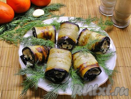 Ароматные, сочные и необыкновенно вкусные рулетики из жареных баклажанов с сыром и чесноком готовы, по желанию, украшаем блюдо зеленью и подаём к столу в качестве холодной закуски.