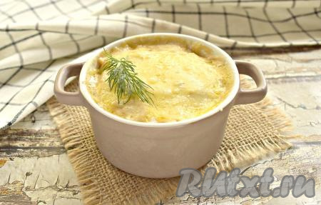 Жульен с шампиньонами и сметаной достаём из духовки и сразу подаём к столу. Уверена, это сочное грибное блюдо понравится многим!