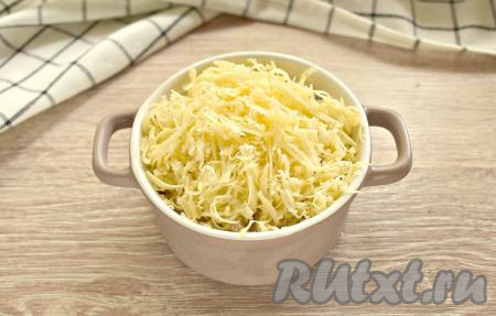 Посыпаем шампиньоны, тушёные в сметане, натёртым сыром.