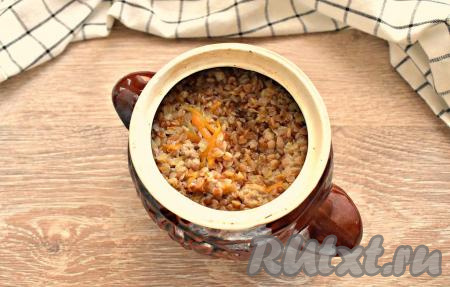 Горшочек с гречкой и фаршем накрываем крышкой, ставим минут на 35-40 в духовку, разогретую до 180 градусов. За это время гречка впитает практически всю воду, станет разваристой, а благодаря мясному фаршу - ещё и очень сытной.