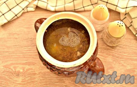 Солим по вкусу и перчим. Вливаем в горшочек кипячёную воду комнатной температуры так, чтобы она была выше уровня гречки на 2 см.