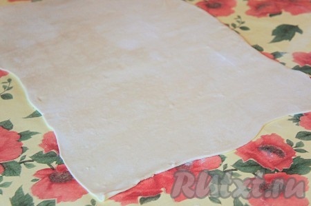 Слоёное тесто размораживаем. На столе, припылённом мукой, раскатываем тесто в прямоугольник толщиной 3-5 мм.