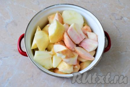 Удалите из яблок сердцевину и нарежьте на кусочки. Нарезанные яблоки сразу выложите в кастрюлю, в которой будете варить повидло.