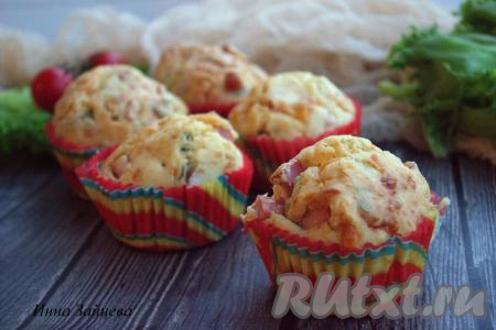 Маффины с колбасой и сыром