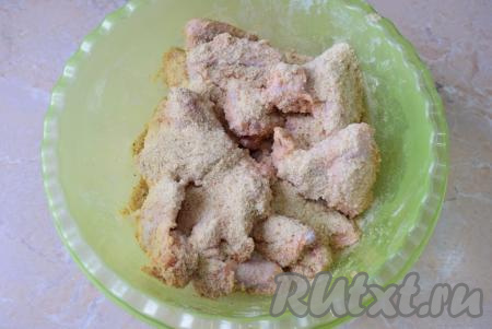 Затем в первую чашу, где была мука, насыпьте панировочные сухари и выложите крылышки. Крылышки полностью должны покрыться слоем панировочных сухарей.