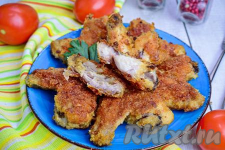 Сочные, аппетитные куриные крылышки с хрустящей корочкой подавайте к столу горячими, прямо со сковородки.