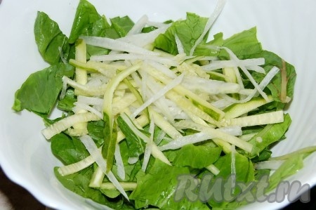 Добавить огурец и редис к салатным листьям. 