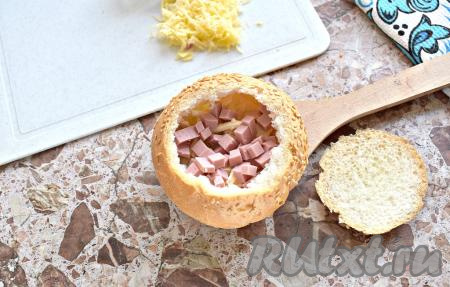 На масло кладём нарезанную варёную колбасу.