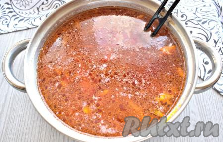 Когда картошка с капустой будут практически готовы, выкладываем в кастрюлю овощи в томате со сковороды, перемешиваем, по вкусу перчим. Если нужно, то досаливаем борщ. Варим ещё 5-7 минут.